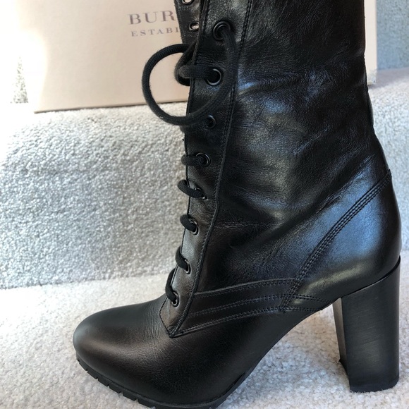 Burberry boots - Picture 1 of 5